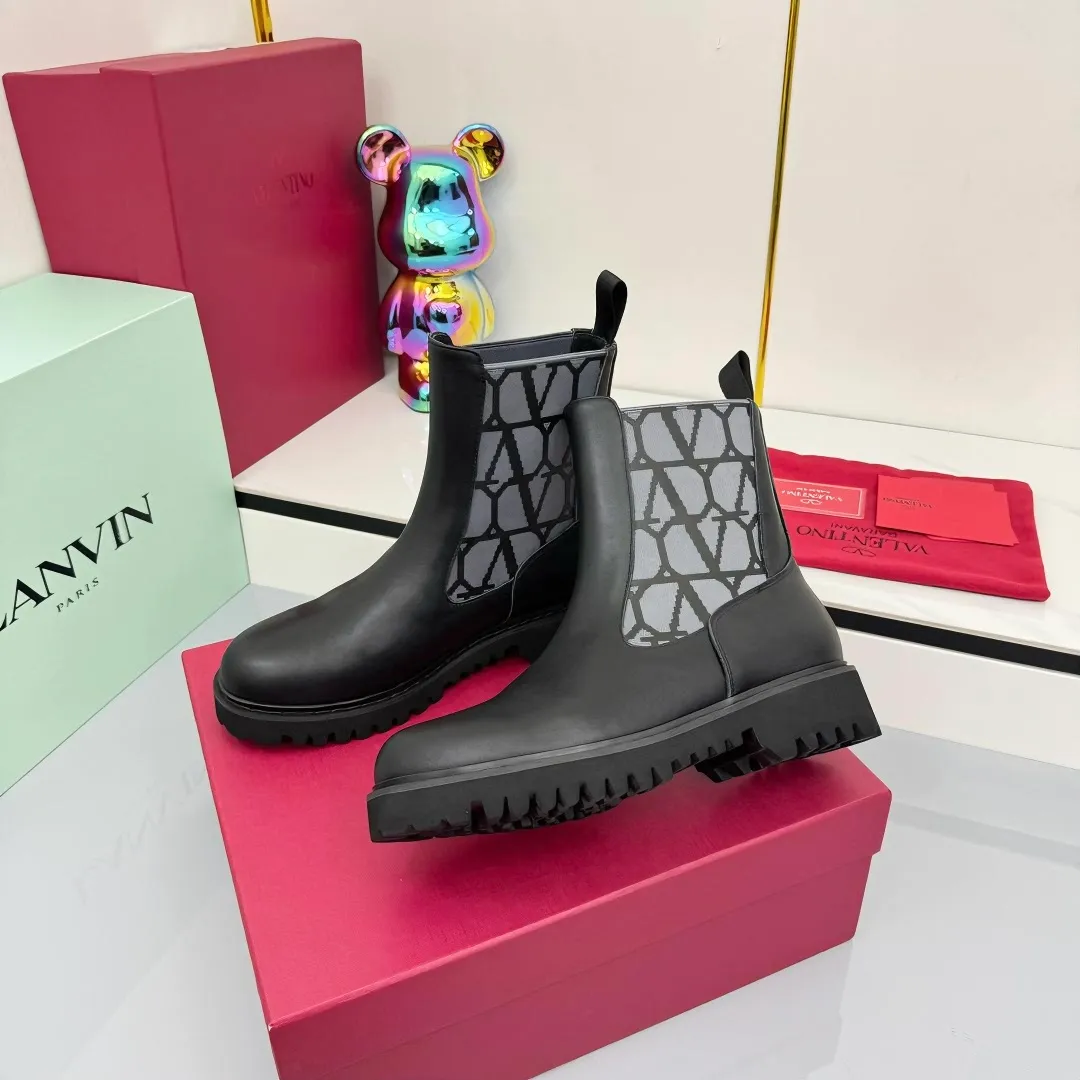 👟👟Ex-factory price 620👟👟 Valentino. Valentino counter’s latest series of V-style short boots with rivets and metal elements. The upper foot is luxurious and gorgeous. The details are perfect. Exquisite and durable. Can be matched with beautiful clothing in spring, summer, autumn and winter. Fabric: Original customized calfskin upper with metal plating brand exclusive rivet buckle that will never oxidize and fade. Original cowhide lining. Feet. Original molded Logo wear-resistant velvet rubber combination outsole. SIZE: 35 to 40. (41 can be customized and cannot be returned or exchanged) Equipped with original packaging at the counter!